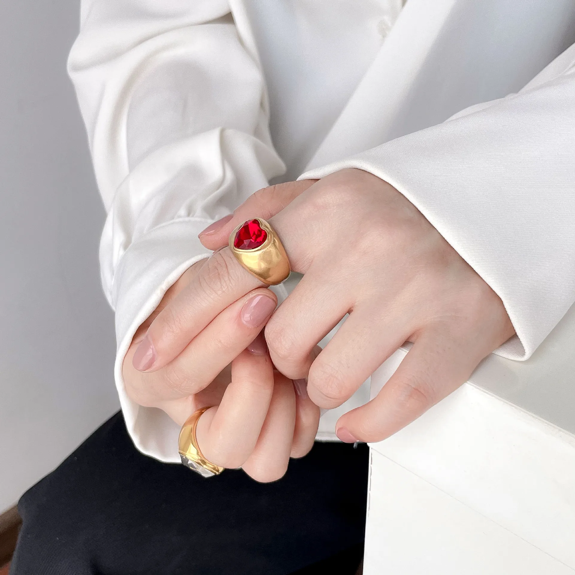 Модные Высококачественные водонепроницаемые кольца с цирконом в виде красного сердца из нержавеющей стали для женщин, массивное кольцо-купол, украшения для укладки ленты Изображение 1