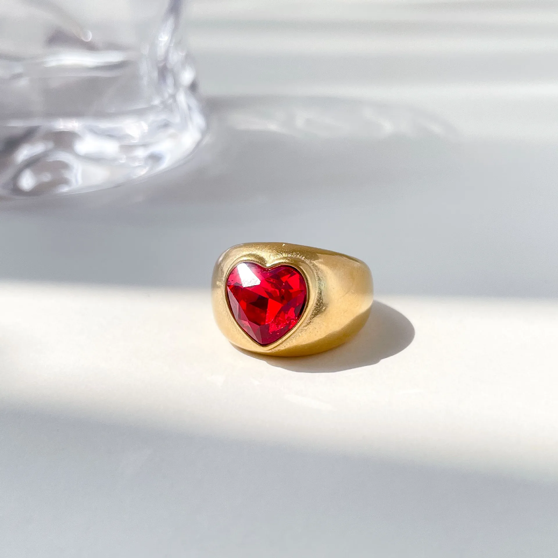 Модные Высококачественные водонепроницаемые кольца с цирконом в виде красного сердца из нержавеющей стали для женщин, массивное кольцо-купол, украшения для укладки ленты Изображение 4